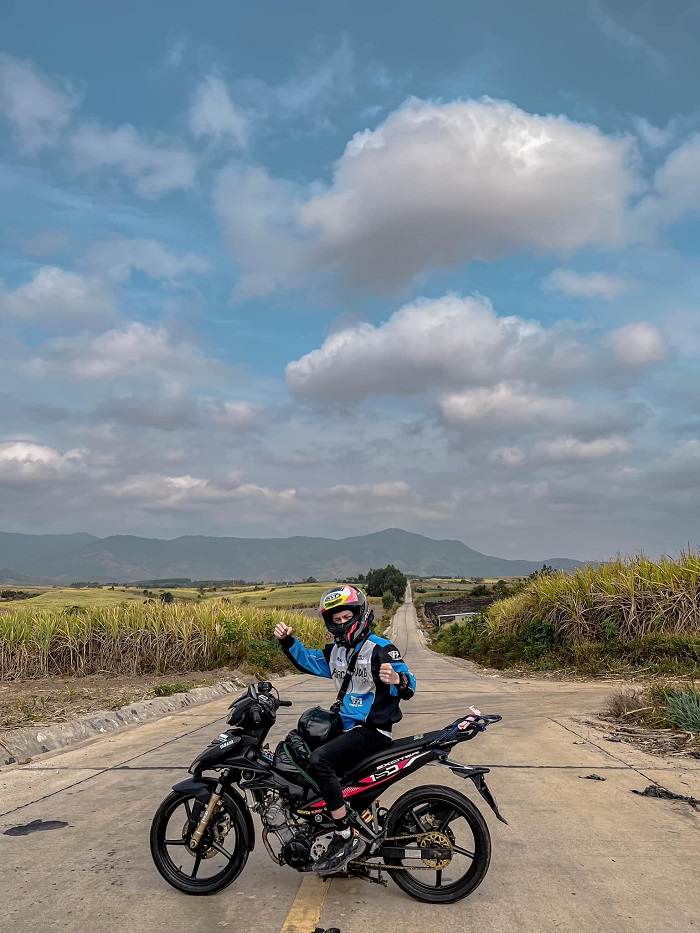 Nhiều người chọn phượt xe máy tới đồi chè Bàu Cạn Gia Lai