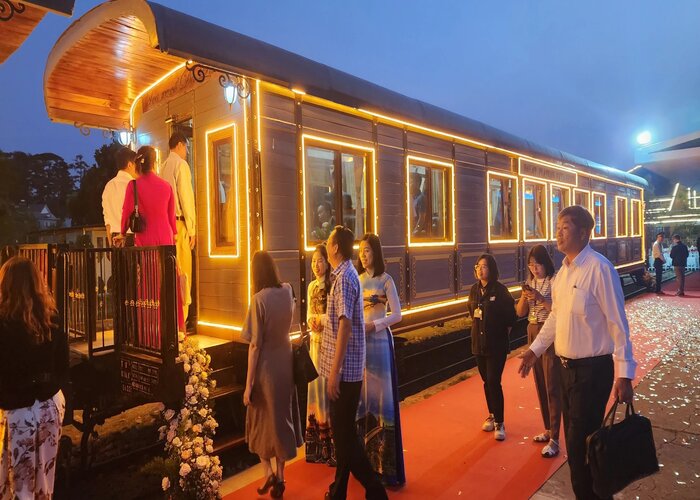 Trải nghiệm đi tàu ở Đà Lạt về đêm thu hút nhiều du khách 