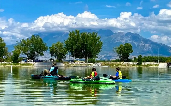 Du khách có thể chèo thuyền kayak và tận hưởng các trải nghiệm thú vị ở Provo khi ghé thăm Công viên tiểu bang hồ Utah