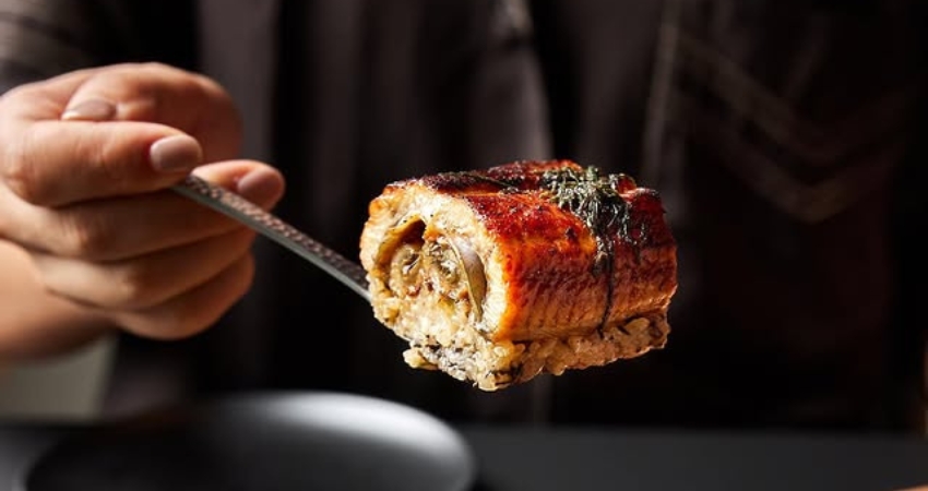 Lươn nướng Hitsumabushi trên than hồng tỏa mùi thơm nức