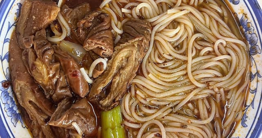 Theo cẩm nang du lịch Ninh Hạ, mì kéo tay mang một nét rất riêng