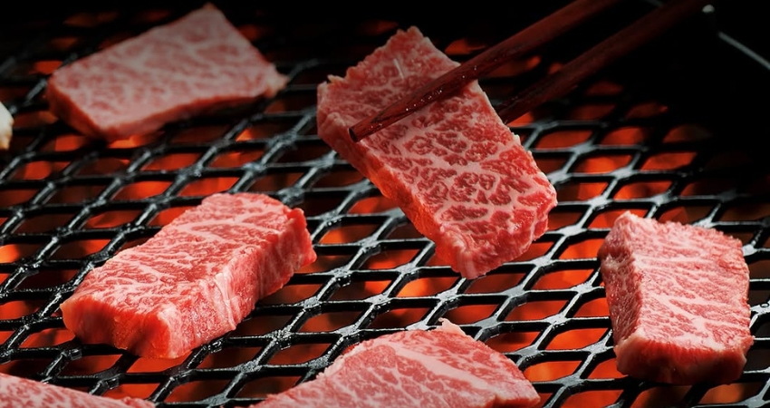 Thịt bò Hiatachi Wagyu với vân mỡ đẹp và độ mềm mịn hoàn hảo