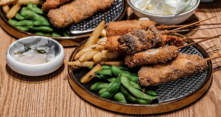 Cẩm nang du lịch Osaka nhắc bạn thưởng thức món Kushikatsu nóng hổi