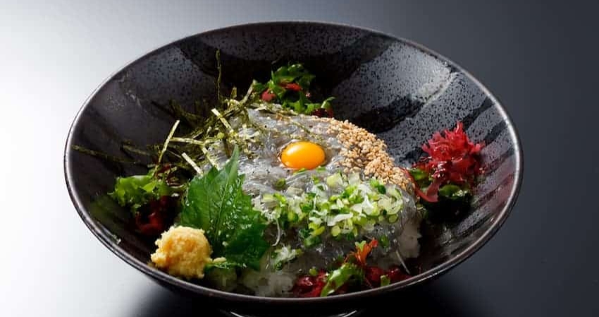 Theo cẩm nang du lịch Wakayama, Shirasu Don là món ăn mang vẻ đẹp thanh nhã