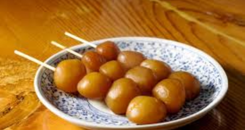 Xiên khoai nưa Tamakonnyaku ăn cùng nước tương mặn ngọt đậm đà