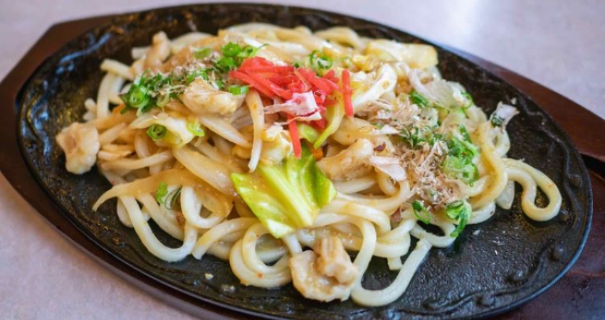 Mì hầm Okayama với nước dùng thanh ngọt kết hợp cùng các loại rau củ tươi