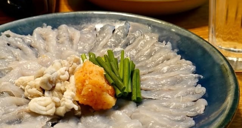 Mùi thơm thanh mát từ Fugu là món ăn không thể thiếu trong cẩm nang du lịch Fukuoka