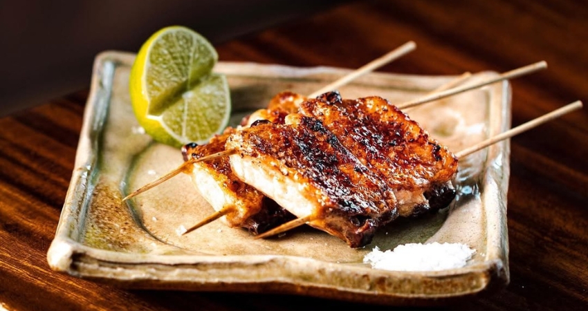 Thưởng thức món cánh gà chiên Tebasaki cùng cẩm nang du lịch Aichi.