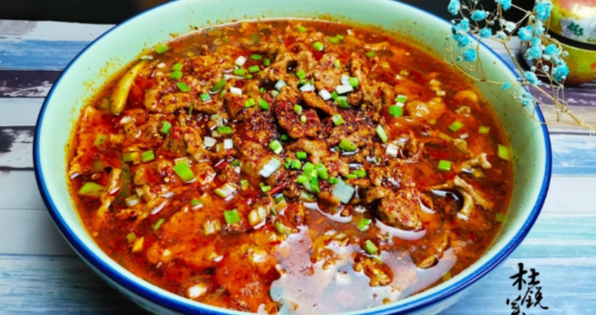 Giữa cái se lạnh của màn đêm sa mạc, thưởng thức súp tiết bò cay cùng cẩm nang du lịch Ninh Hạ sẽ giúp ấm lòng