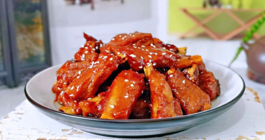 Nổi tiếng tại Hà Bắc không thể không kể đến món sườn om Đại Danh