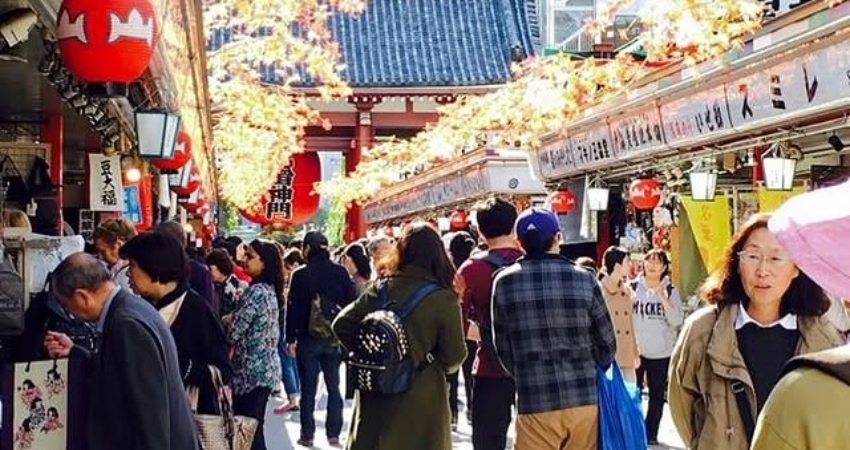 Ghé chợ địa phương Nakamise-dori để tìm mua những món hàng thủ công