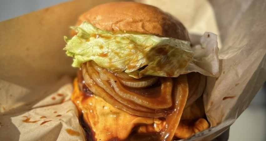 Awaji Shima Burger được chế biến tinh tế và thơm ngon.