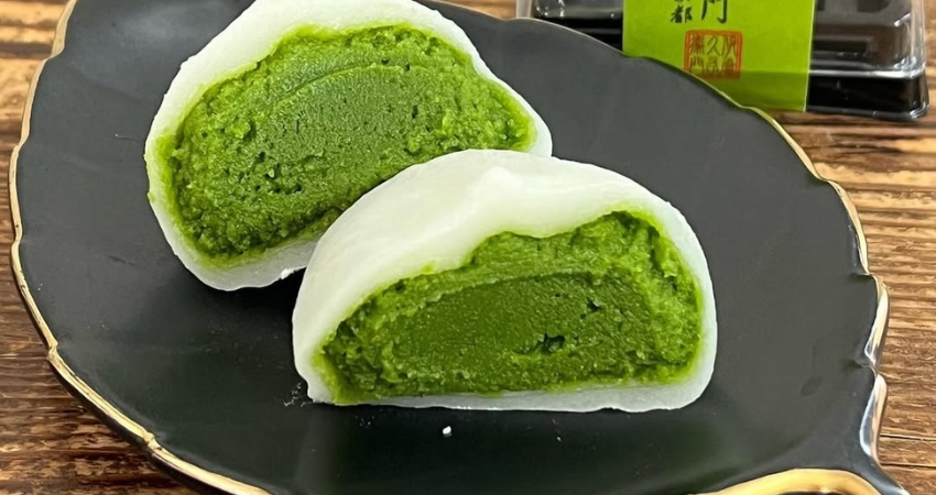 Đừng quên mua bánh mochi vị matcha về làm quà sau chuyến du lịch Kyoto.