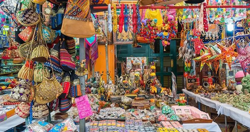 Nhớ ghé thăm chợ địa phương để săn những đặc sản chính gốc