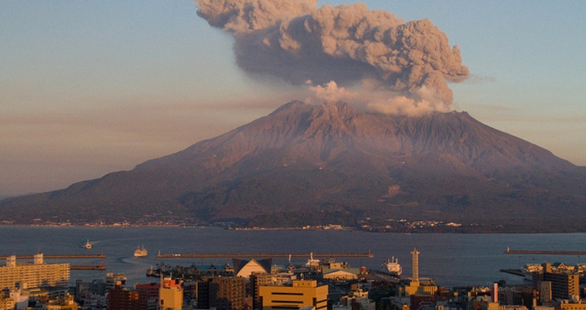 Núi lửa Sakurajima mang vẻ đẹp hoang sơ và hùng vĩ.