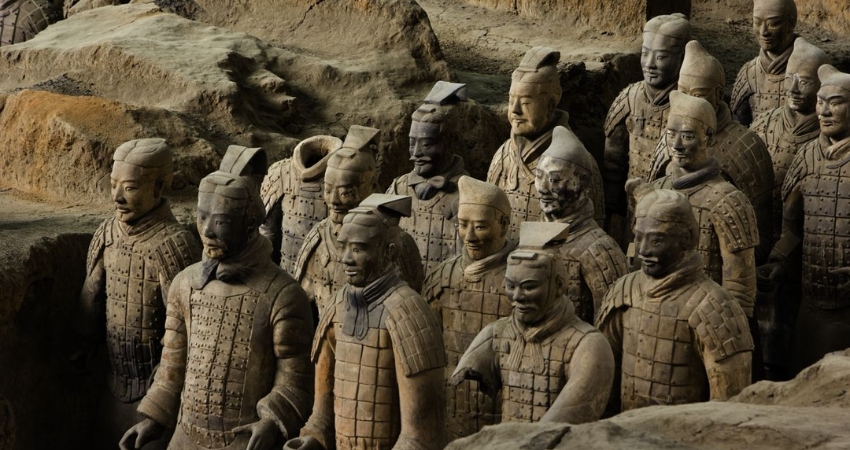 Những bức tượng lớn được bảo vệ bởi hệ thống tường bao và mái vòm