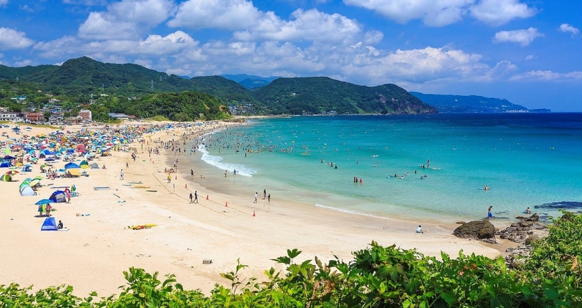 Theo kinh nghiệm du lịch Wakayama, bãi biển Shirahama là một trong những bãi biển đẹp nhất khu vực Kansai