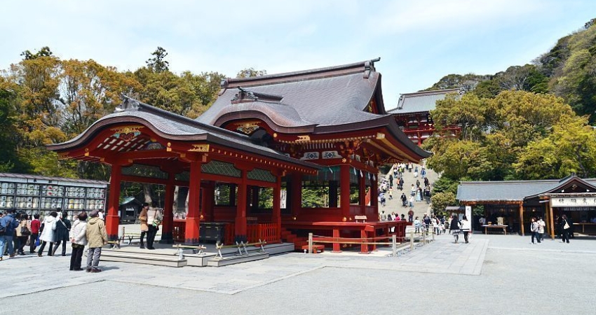 Đền Tsurugaoka Hachiman với phong cách truyền thống Shinto cực kỳ ấn tượng