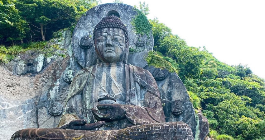 Hình ảnh tượng Phật bằng đá được tạc vào vách núi từ thế kỷ VIII