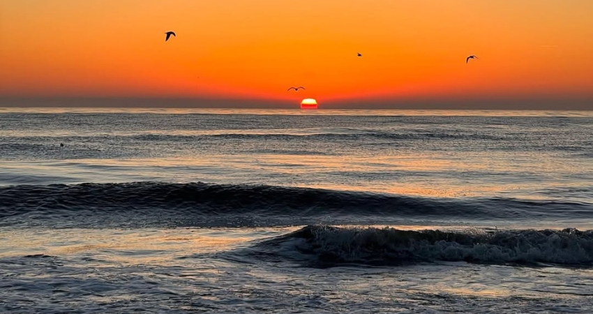 Bờ cát trải dài với làn nước xanh ngọc tại bãi biển Bột Hải.