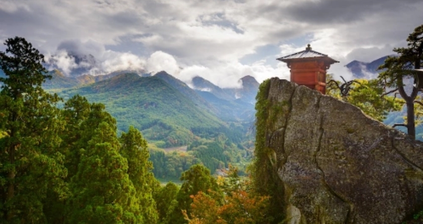 Theo cẩm nang du lịch Yamagata, Zao Onsen là một trong những khu trượt tuyết lâu đời nhất Nhật Bản