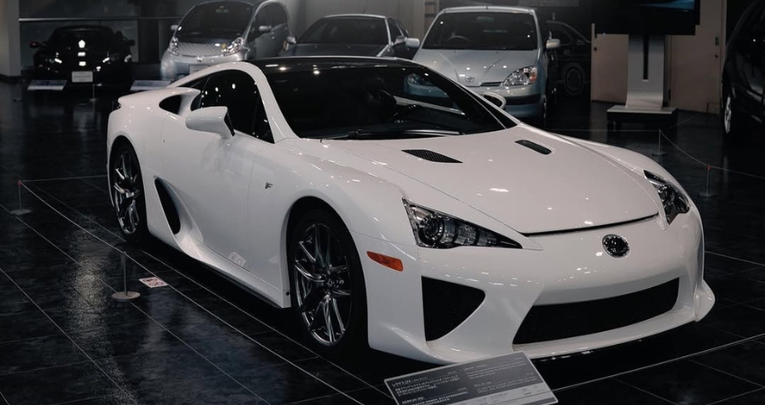 Chiêm ngưỡng mô hình xe cổ điển tại bảo tàng ô tô Toyota.