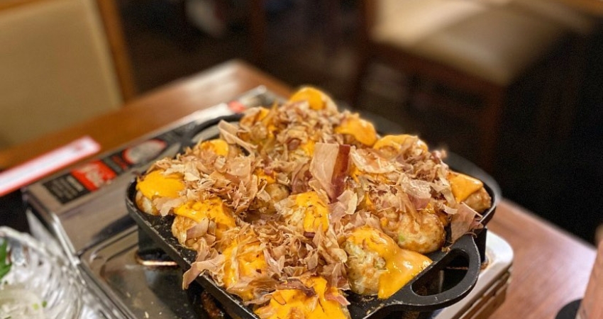 Cẩm nang du lịch Osaka gợi ý bạn nên thưởng thức Takoyaki trứ danh.