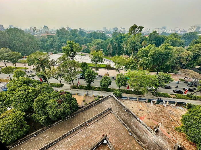 Bên có thể ngắm nhìn thành phố từ trên cao trên đỉnh Cột cờ Hà Nội
