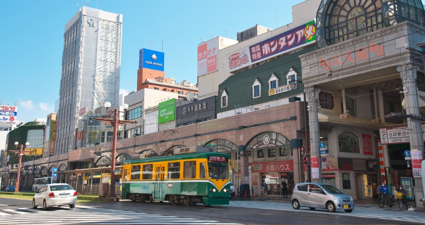 Cẩm nang du lịch Kagoshima gợi ý bạn ghé qua khu phố Tenmonkan để mua sắm