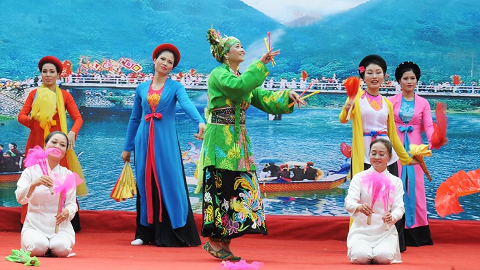 Diễn xướng hát Văn, hầu đồng trong lễ hội Suối Mỡ tại Khu di tích suối Mỡ Bắc Giang 