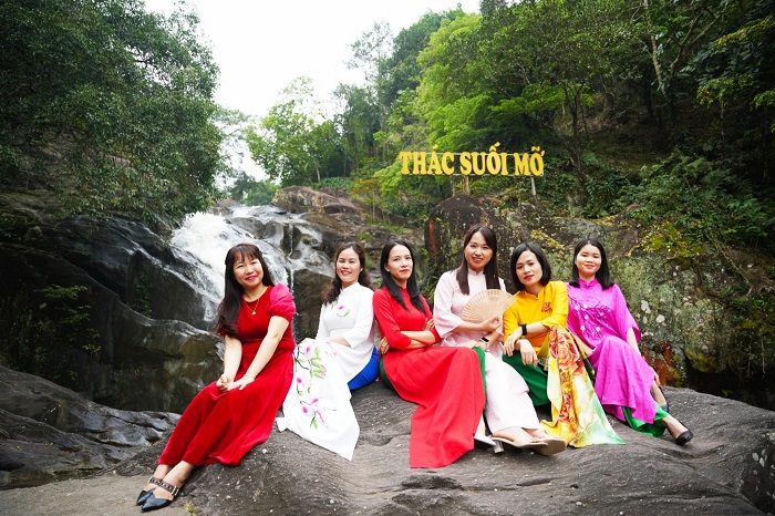 Thác nước trong Khu di tích Suối Mỡ Bắc Giang chảy đêm ngày