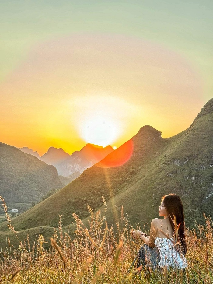 Đồi cỏ Ba Quáng rộng lớn đang chờ đón bạn sau chuyến đi núi Thủng Cao Bằng 