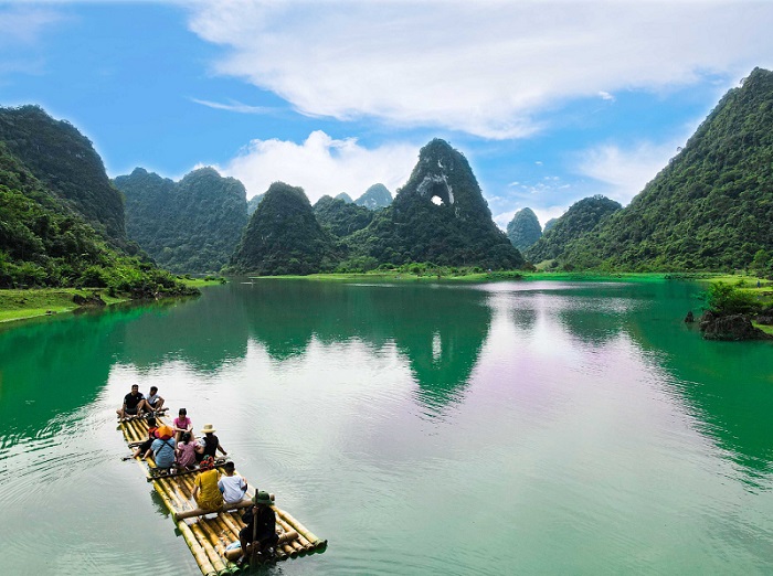 Bạn có thể tham gia chèo thuyền tại núi Thủng Cao Bằng