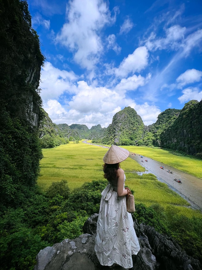 Tam Cốc cũng trong Quần thể danh thắng Tràng An Ninh Bình 