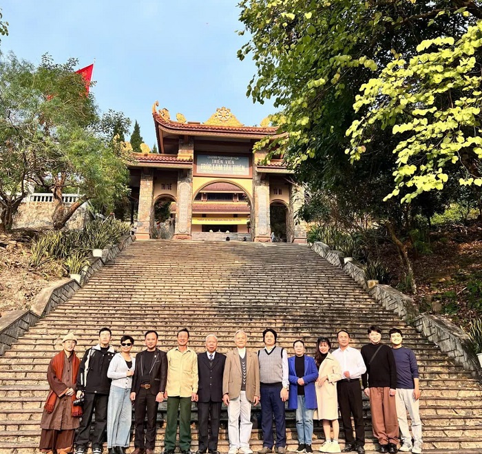 Đi qua bậc thang đá sẽ tới cổng Tam Quan của Thiền viện Trúc lâm Tây Thiên Vĩnh Phúc