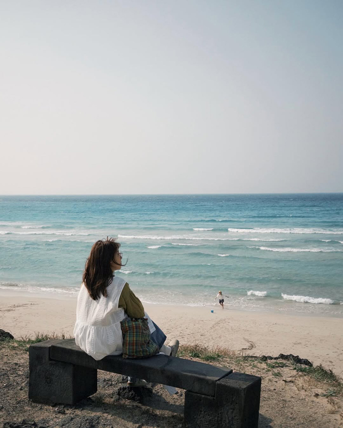 Dạo quanh bãi cát trên bãi biển Hamdeok Beach Hàn Quốc