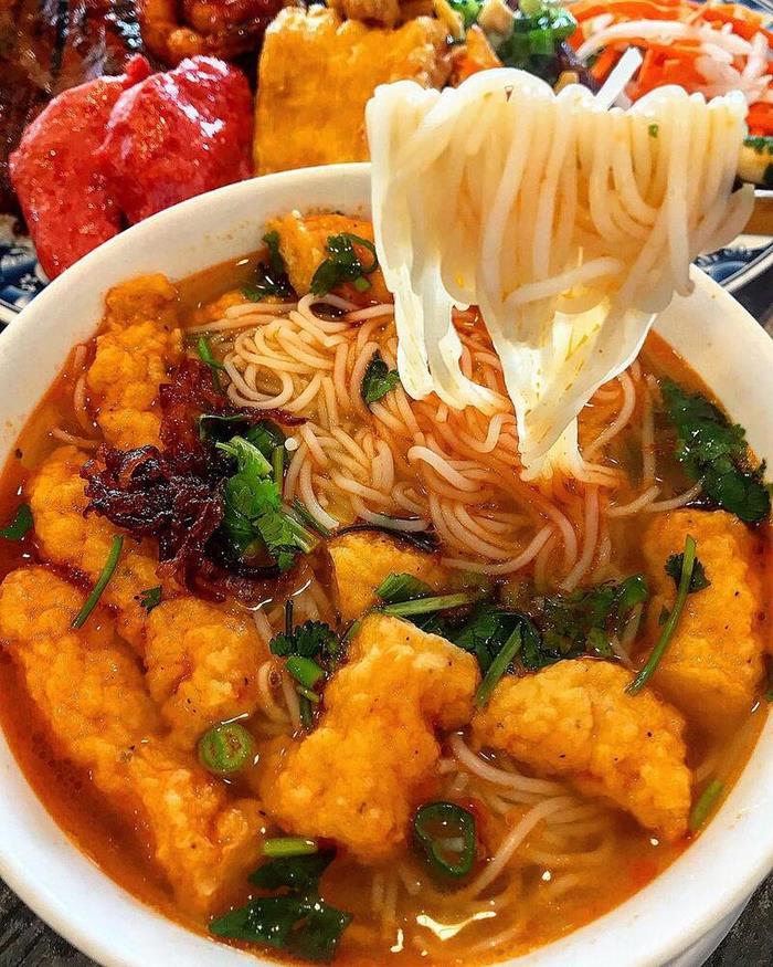 Con suông hay còn gọi là con đuông chính là “trái tim” của món ăn này.