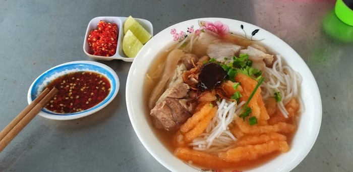 Quán bún suông Bé Hai luôn tấp nập