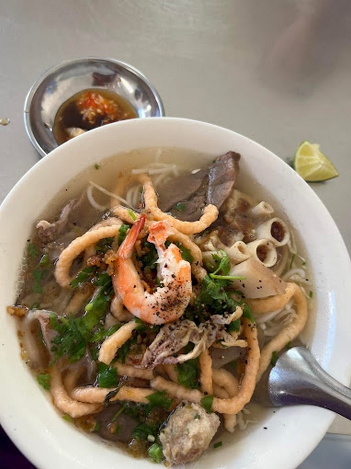 Dư Vân là một trong những quán bún suông được người dân yêu thích. 