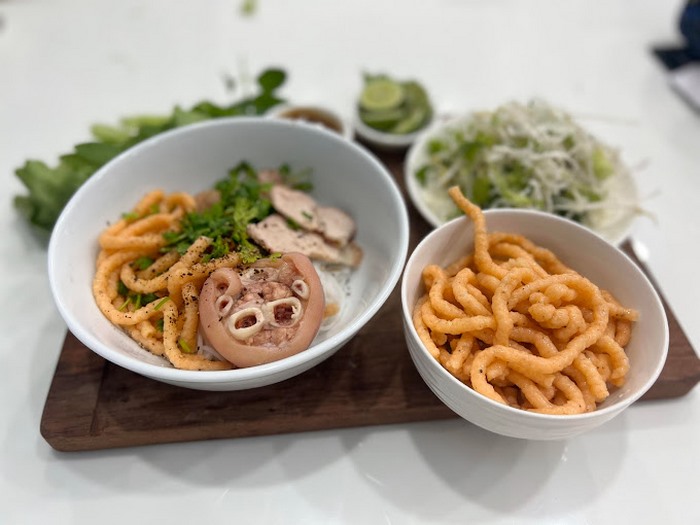 Bún Suông Hùi Yến là địa chỉ quen thuộc của người dân địa phương. 