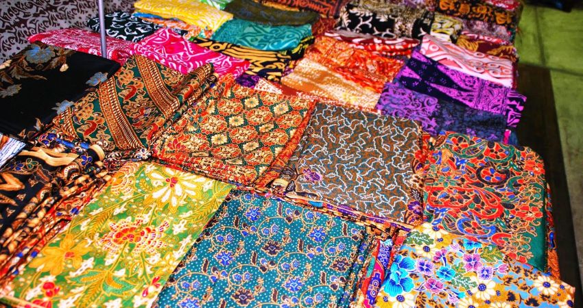 Du khách có thể chọn mua các loại vải batik để làm quà khi du lịch Malaysia