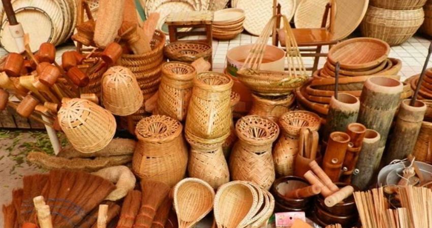 Du khách có thể chọn những món quà thủ công mang đậm truyền thống Malaysia để làm quà