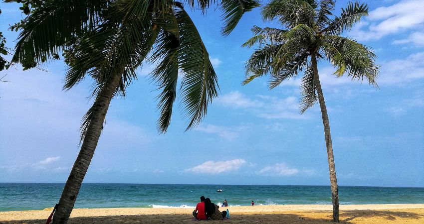 Mang theo kem chống nắng và mũ rộng vành khi bạn có kế hoạch tham gia các hoạt động ngoài trời tại Bandar Penawar