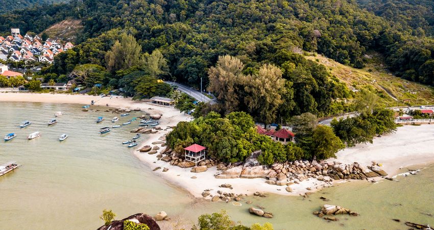 Batu Ferringhi sở hữu bờ biển xinh đẹp với dải cát trắng mịn dài hơn 4km - cẩm nang du lịch Batu Ferringhi Malaysia
