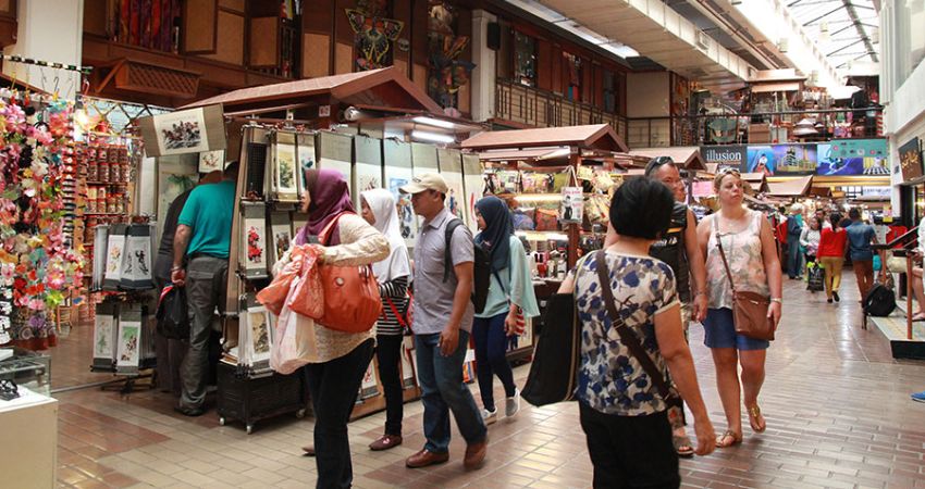 Du khách có thể thoải mái thương lượng khi mua sắm tại các khu chợ địa phương 