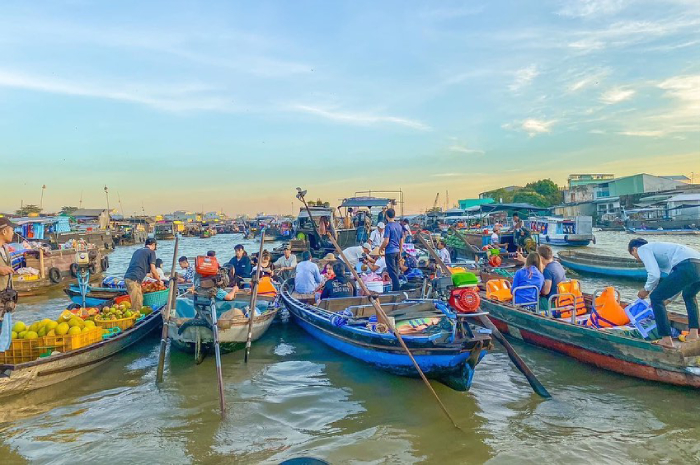 Chợ nổi Cần Thơ tấp nập