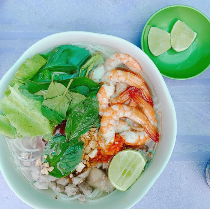 Bún gỏi dà với tôm tươi là chủ đạo