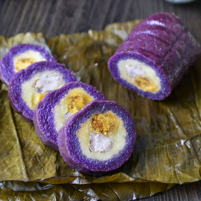 Bánh tét lá cẩm với màu sắc thu hút