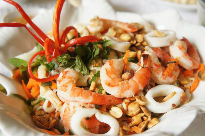 Gỏi tôm trứng có mặt ở khắp mọi nẻo đường Cần Thơ