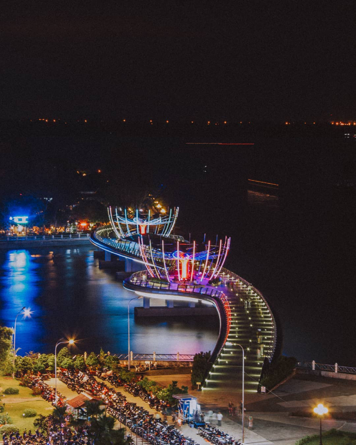 Bến Ninh Kiều lấp lánh về đêm